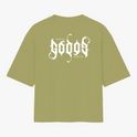 Camiseta com estampa frontal de texto estilizado em letras góticas com frase "my lord is" e estampa traseira maior replicando o mesmo texto.