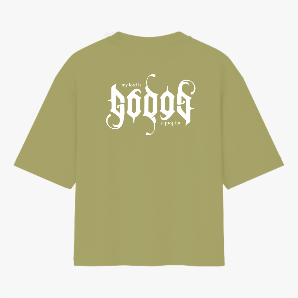 Camiseta com estampa frontal de texto estilizado em letras góticas com frase "my lord is" e estampa traseira maior replicando o mesmo texto.