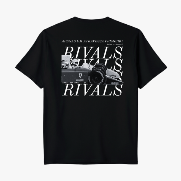 Camiseta com estampa frontal da palavra "RIVALS" e estampa traseira de carro de corrida com múltiplas repetições de "RIVALS" e frase inspiradora.