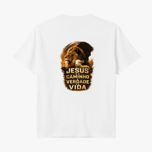 Camiseta com estampa frontal de logotipo pequeno com coroa e letras e estampa traseira de leão ao lado de cordeiro com frase "JESUS O CAMINHO VERDADE E VIDA".
