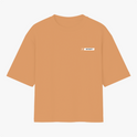 Camiseta com estampa frontal de um pequeno retângulo contendo o texto "INFINITY" em letras grandes e um símbolo ao lado, ambos dentro de um fundo claro.