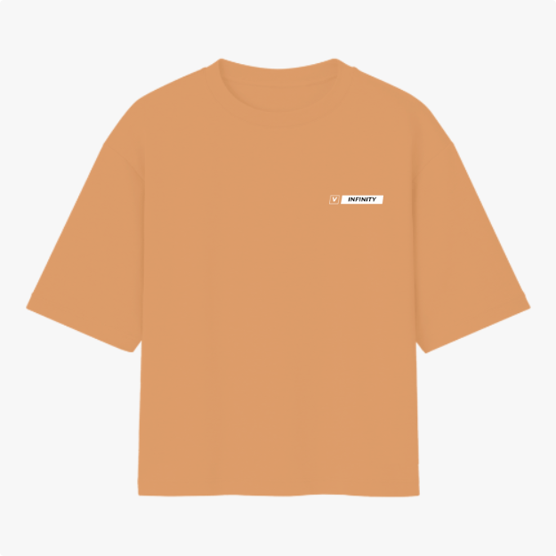 Camiseta com estampa frontal de um pequeno retângulo contendo o texto "INFINITY" em letras grandes e um símbolo ao lado, ambos dentro de um fundo claro.