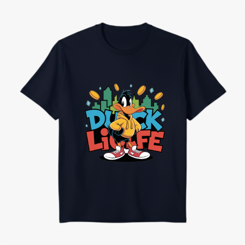 Camiseta com estampa frontal de pato estilizado em pose confiante, rodeado por moedas douradas, edifícios verdes e as palavras "Duck Life" em azul e vermelho.