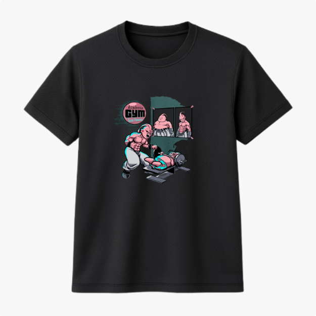 Camiseta com estampa frontal de quadrinhos mostrando personagens musculosos na academia, incluindo cenas de treino e um espelho refletindo um fisiculturista.