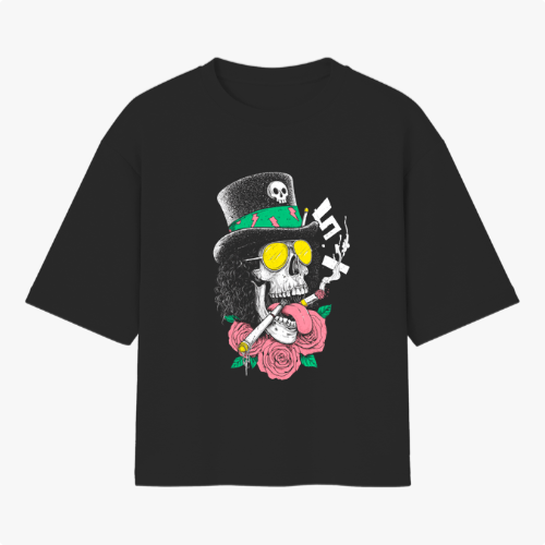 Camiseta com estampa frontal de caveira estilizada usando cartola decorada com caveira menor, óculos redondos, cigarros cruzados e rosas em destaque.