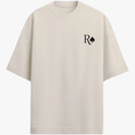 Camiseta com estampa frontal de letra "R" acompanhada de um símbolo de espadas e estampa traseira de cartas de baralho formando "Full House".