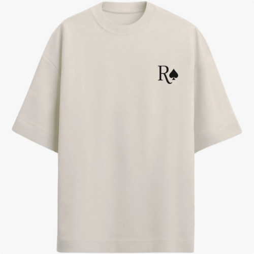 Camiseta com estampa frontal de letra "R" acompanhada de um símbolo de espadas e estampa traseira de cartas de baralho formando "Full House".