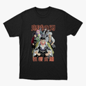 Camiseta com estampa frontal de cinco personagens de anime em pose determinada, com inscrição japonesa em destaque acima e abaixo das figuras.
