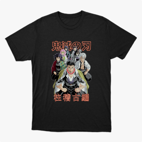 Camiseta com estampa frontal de cinco personagens de anime em pose determinada, com inscrição japonesa em destaque acima e abaixo das figuras.