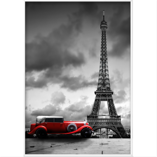 Quadro com estampa frontal de um carro vintage em destaque diante da Torre Eiffel, contrastando com o céu nublado ao fundo.