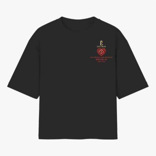 Camiseta com estampa frontal de texto estilizado e coração entrelaçado, e estampa traseira de mão delineada segurando fio vermelho com caracteres orientais.