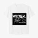 Camiseta com estampa frontal de figura esboçada em pose de dança, apresentado com capacete de corrida, acompanhada das palavras "WINNER" e "NICOLAS COSTA".