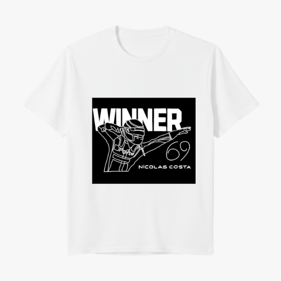 Camiseta com estampa frontal de figura esboçada em pose de dança, apresentado com capacete de corrida, acompanhada das palavras "WINNER" e "NICOLAS COSTA".