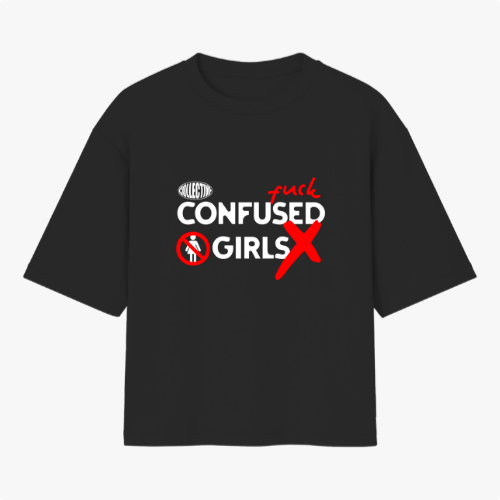 Camiseta com estampa frontal de texto impactante incluindo palavras em negrito e elementos gráficos como símbolos e ícones em destaque.
