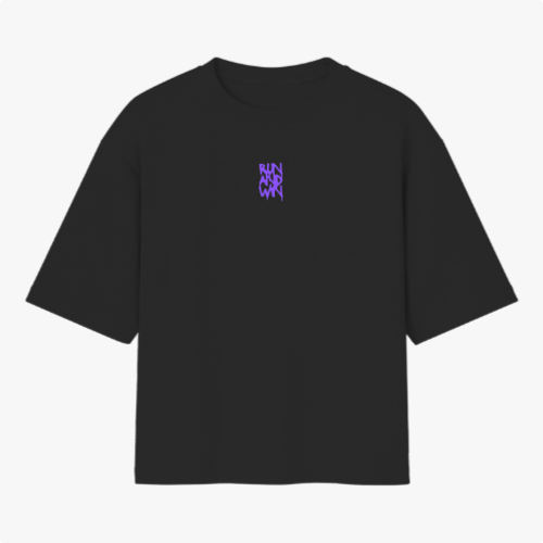 Camiseta com estampa frontal de texto estilizado "RUN CAW RUN" em um design linear e angular, transmitindo uma aparência moderna e dinâmica.