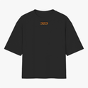 Camiseta com estampa frontal de “323” em estilo neon e estampa traseira de design tipográfico laranja vibrante com frase inspiradora tridimensional.