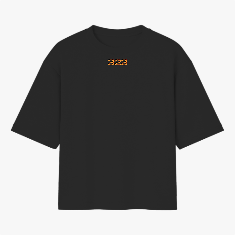 Camiseta com estampa frontal de “323” em estilo neon e estampa traseira de design tipográfico laranja vibrante com frase inspiradora tridimensional.
