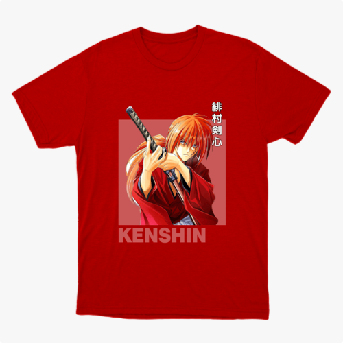 Camiseta com estampa frontal de personagem de anime empunhando uma espada, com cabelo laranja e trajando kimono, sobre fundo destacado, acompanhada por texto.