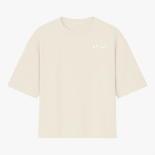 Camiseta com estampa frontal de "RIVALS" no peito e estampa traseira de carros em corrida com texto "THE LAST LAP WAS NEVER JUST A LAP" acima da palavra "RIVALS".