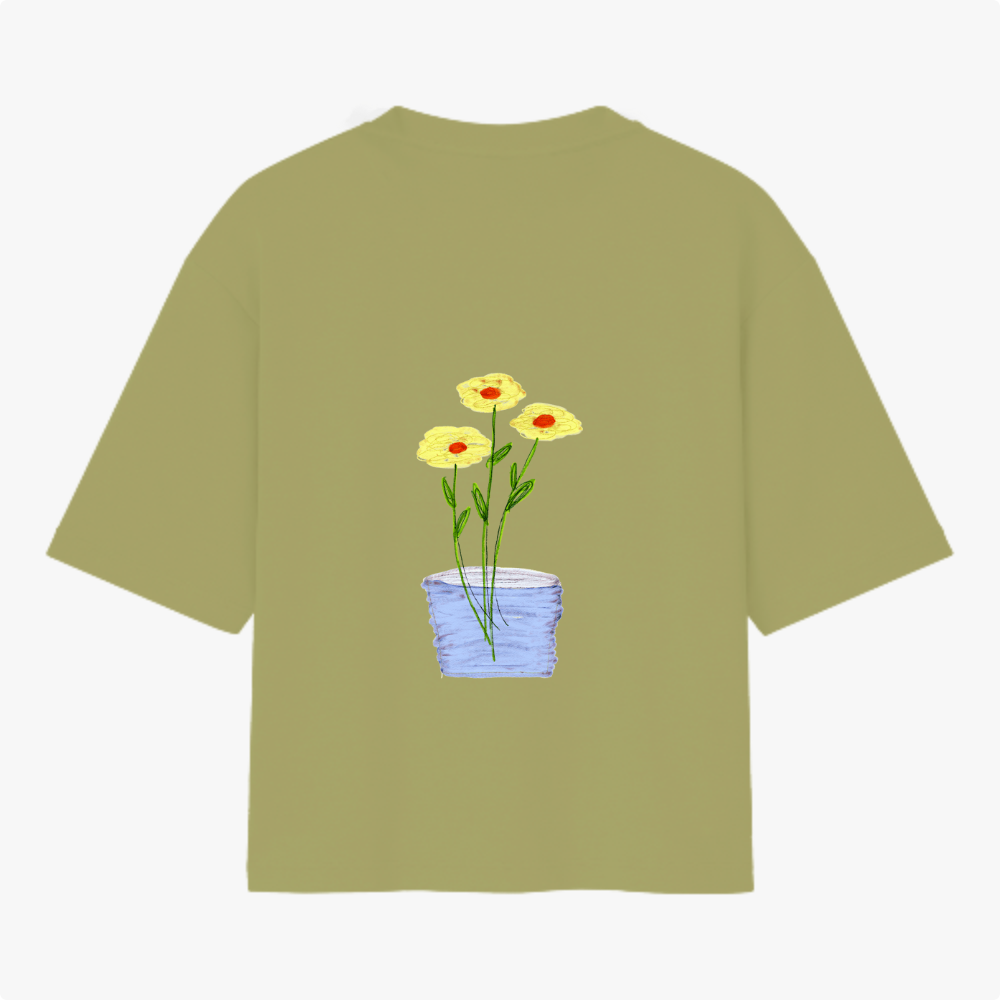 Camiseta com estampa frontal de texto em letras simples "Il raccolto è inevitabile." e estampa traseira de vaso azul com três flores amarelas e caule verde.