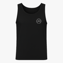 Camiseta regata com estampa frontal de um círculo contendo as palavras “ESTÚDIO”, “MODA”, "ROUPA" e "VOGA", com um símbolo estilizado ao centro.
