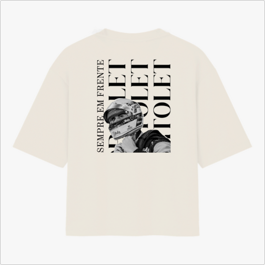Camiseta com estampa frontal de assinatura estilizada e estampa traseira de foto de piloto com capacete, texto “SEMPRE EM FRENTE” e “TOLET” repetido.