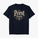 Camiseta com estampa frontal de lettering decorativo escrito "Priest Latino" e estampa traseira de uma caveira pequena no canto inferior.