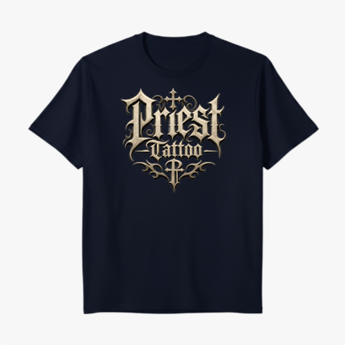 Camiseta com estampa frontal de lettering decorativo escrito "Priest Latino" e estampa traseira de uma caveira pequena no canto inferior.