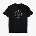 Camiseta com estampa frontal de uma lua estilizada dentro de um círculo, rodeada por números romanos e uma estrela no topo, em um design celestial.