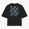 Camiseta com estampa nas costas de múltiplas faces geométricas multiplicadas, criando um padrão visual detalhado e intrigante com repetição simétrica.