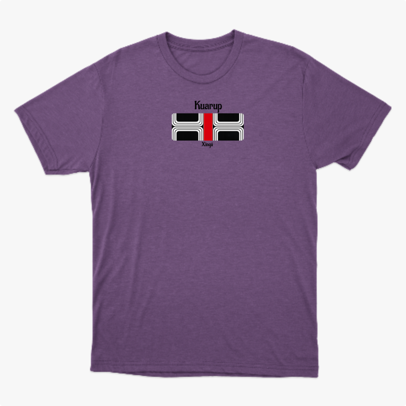 Camiseta com estampa frontal de um padrão geométrico com linhas curvadas e detalhes de texto "Kuarup" e "Xingu", e estampa traseira de "Xingu" centralizado.