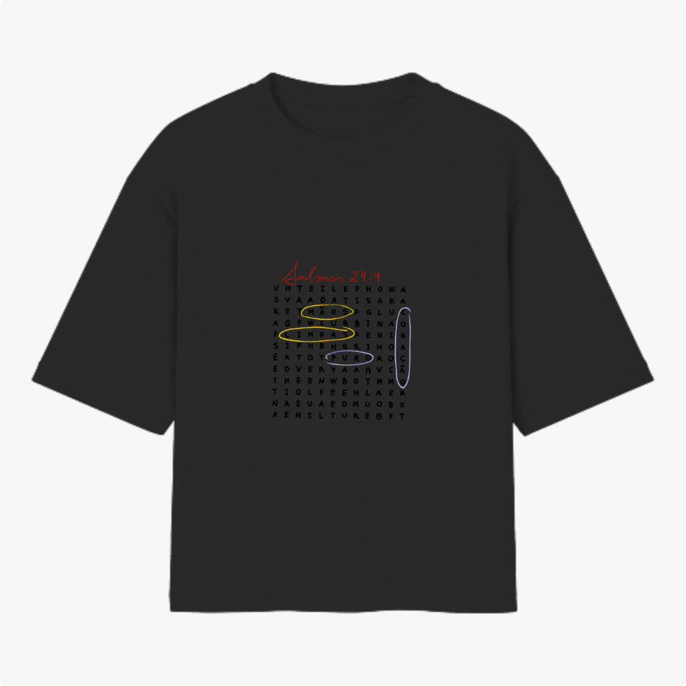 Camiseta com estampa frontal de um caça-palavras com letras agrupadas em quadrado e título "Salmos 24:4" destacado em escrita cursiva no topo.