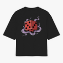 Camiseta com estampa frontal de desenho estilizado minimalista e estampa traseira de dado vermelho flutuante cercado por fumaça sinuosa.