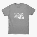 Camiseta com estampa frontal de frase "NO RISK, NO STORY" acompanhada de dois dados numerados com sete e texto adicional "RAWBEAT".