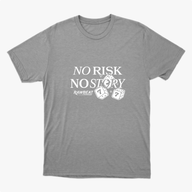 Camiseta com estampa frontal de frase "NO RISK, NO STORY" acompanhada de dois dados numerados com sete e texto adicional "RAWBEAT".