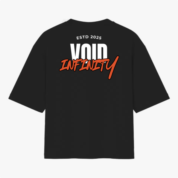 Camiseta com estampa traseira de "ESTD 2025 VOID INFINITY" em tipografia marcante, combinando estilos modernos com um toque ousado.