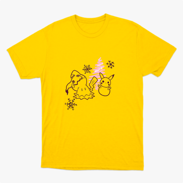 Camiseta com estampa frontal de personagens ao lado de pinheiro estilizado, acompanhados por flocos de neve dispersos pelo design.