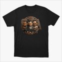 Camiseta com estampa frontal de três personagens estilizados em pose séria dentro de uma estrutura metálica envelhecida, com detalhes de ferrugem ao redor.