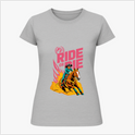 Camiseta com estampa frontal de um cowboy montado em cavalo sobreposto a chamas estilizadas, com a frase "Ride or Die" em letras grandes e robustas.