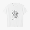 Camiseta com estampa frontal de contorno de figuras icônicas abraçando um bebê e texto abaixo, e estampa traseira de logo estilizado com coroa acima de texto.