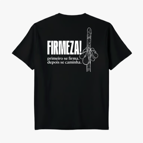 Camiseta com estampa traseira de mão fazendo gesto e com as palavras "FIRMEZA!" em destaque acima de frase inspiradora sobre firmeza e caminhada.