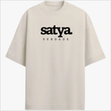 Camiseta com estampa frontal de palavras "satya" e "VERDADE" e estampa traseira com "yamas" seguido de uma lista de princípios como "satya", "brahmacharya".
