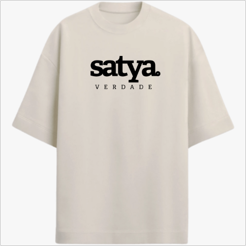 Camiseta com estampa frontal de palavras "satya" e "VERDADE" e estampa traseira com "yamas" seguido de uma lista de princípios como "satya", "brahmacharya".