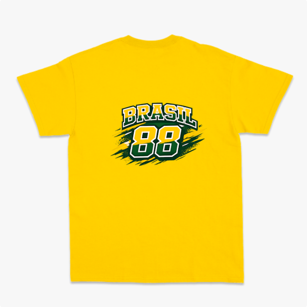 Camiseta com estampa frontal de "Rawbeat 88" em estilo gráfico dinâmico e estampa traseira de "Brasil 88" com design arrojado e número destacado.