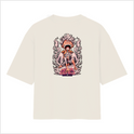 Camiseta com estampa frontal de personagem animado empolgado e estampa traseira de figura estilizada em pose poderosa rodeada por efeitos de fogo e texto decorativo.