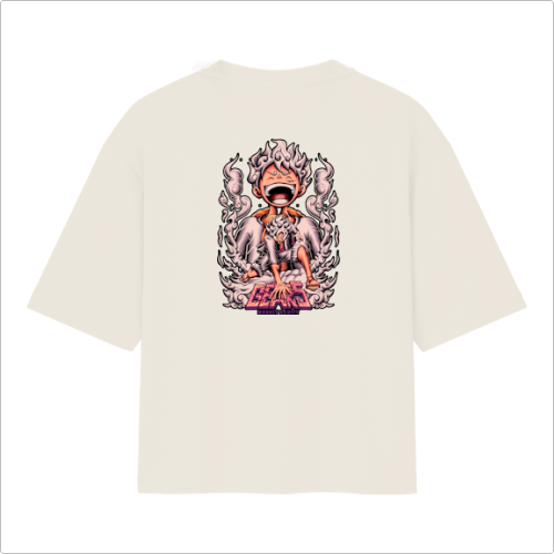 Camiseta com estampa frontal de personagem animado empolgado e estampa traseira de figura estilizada em pose poderosa rodeada por efeitos de fogo e texto decorativo.