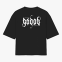 Camiseta com estampa frontal de texto estilizado em letras góticas com frase "my lord is" e estampa traseira maior replicando o mesmo texto.