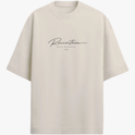 Camiseta com estampa frontal de lettering cursivo "Racoon Team - Built Different" e estampa traseira de iniciais grandes "RT", texto "Raccon Team - Est. 2017".