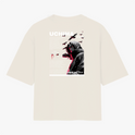 Camiseta com estampa frontal de um texto "Itachi" acompanhado de pássaros e estampa traseira de um personagem com capuz, textos e elementos gráficos.