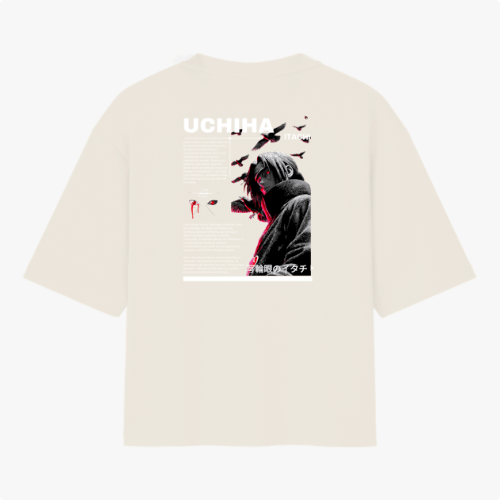 Camiseta com estampa frontal de um texto "Itachi" acompanhado de pássaros e estampa traseira de um personagem com capuz, textos e elementos gráficos.